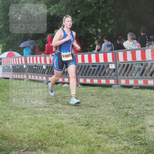 21.06.2025 - 27. Vierlanden-Triathlon KatJ http://msf.ph/oto/8030222 15.06.2025 13:37:08 Ziel 927, 1093 meine-sportfotos.de