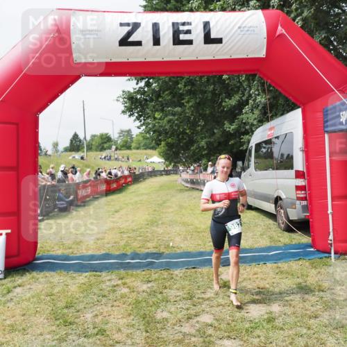 21.06.2025 - 27. Vierlanden-Triathlon MichiJ http://msf.ph/oto/8030223 15.06.2026 12:33:57 Ziel 982 meine-sportfotos.de