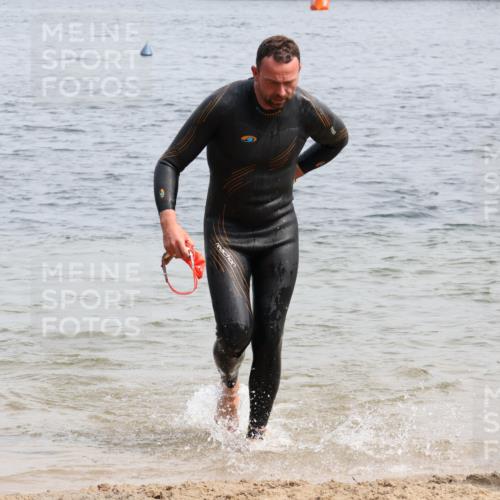 15.06.2025 - 27. Vierlanden-Triathlon Lena Gebhardt http://msf.ph/oto/8030232 15.06.2025 11:06:58 Schwimmen 805, 844, 853, 860, 871, 874 meine-sportfotos.de