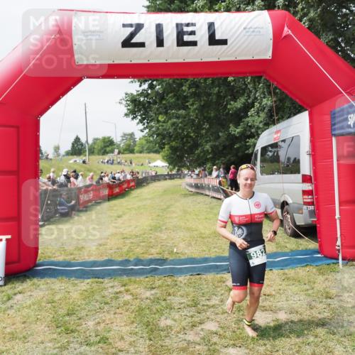 21.06.2025 - 27. Vierlanden-Triathlon MichiJ http://msf.ph/oto/8030238 15.06.2026 12:33:58 Ziel 982 meine-sportfotos.de