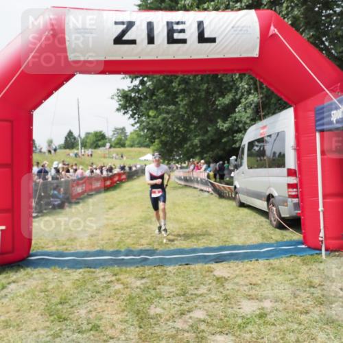 21.06.2025 - 27. Vierlanden-Triathlon MichiJ http://msf.ph/oto/8030250 15.06.2026 12:34:21 Ziel 8 meine-sportfotos.de