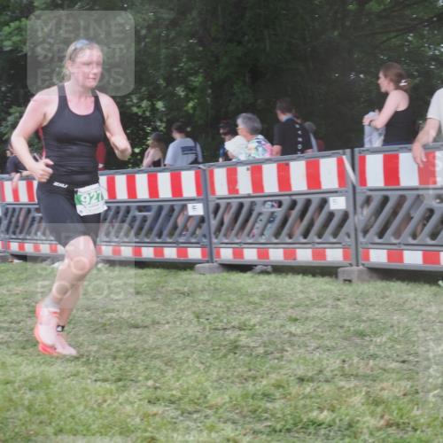 21.06.2025 - 27. Vierlanden-Triathlon KatJ http://msf.ph/oto/8030251 15.06.2025 13:37:11 Ziel 206, 927 meine-sportfotos.de