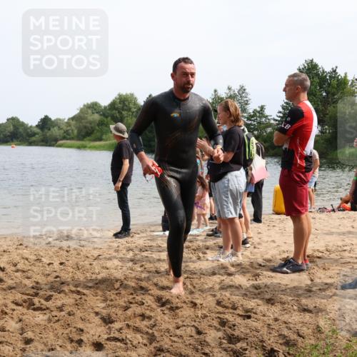15.06.2025 - 27. Vierlanden-Triathlon Lena Gebhardt http://msf.ph/oto/8030254 15.06.2025 11:07:02 Schwimmen 805, 844, 853, 871, 874 meine-sportfotos.de