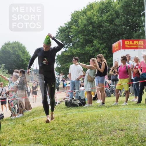 15.06.2025 - 27. Vierlanden-Triathlon KatJ http://msf.ph/oto/8030265 15.06.2025 11:06:59 Schwimmen 805, 824, 844, 860, 871, 874 meine-sportfotos.de