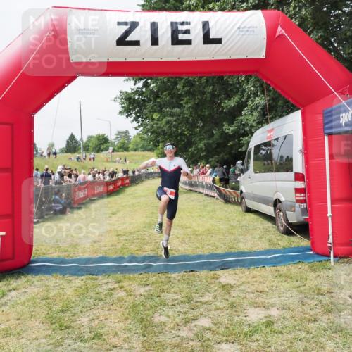 21.06.2025 - 27. Vierlanden-Triathlon MichiJ http://msf.ph/oto/8030269 15.06.2026 12:34:21 Ziel 8 meine-sportfotos.de