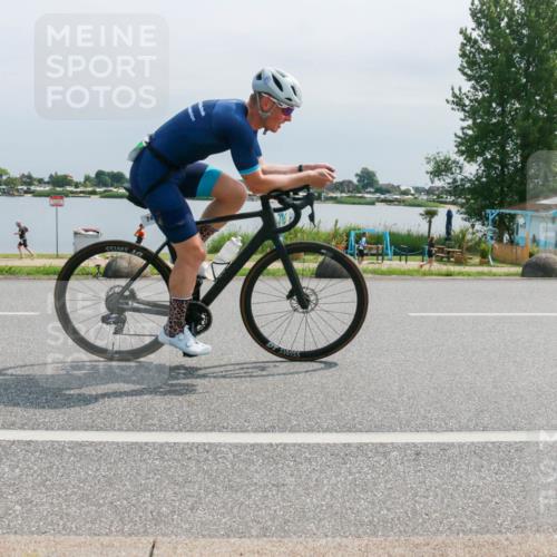 15.06.2025 - 27. Vierlanden-Triathlon H.Heesch http://msf.ph/oto/8030277 15.06.2025 11:30:52 Radfahren 639, 712, 749, 875, 926 meine-sportfotos.de