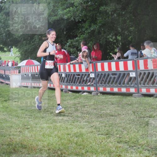 21.06.2025 - 27. Vierlanden-Triathlon KatJ http://msf.ph/oto/8030280 15.06.2025 13:37:20 Ziel 206, 1088 meine-sportfotos.de