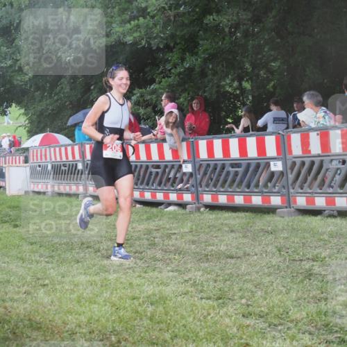 21.06.2025 - 27. Vierlanden-Triathlon KatJ http://msf.ph/oto/8030283 15.06.2025 13:37:20 Ziel 206, 1088 meine-sportfotos.de