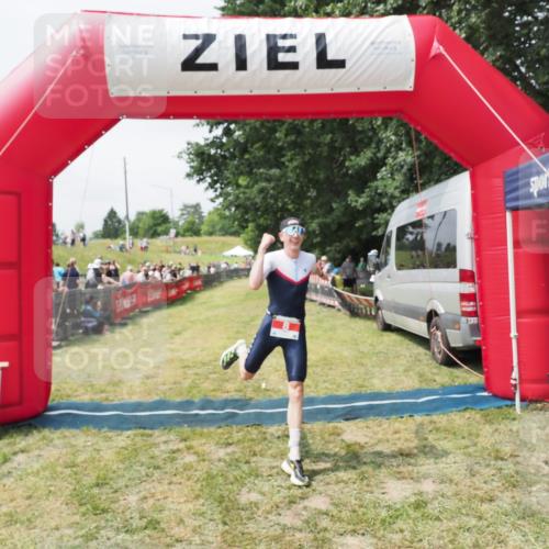 21.06.2025 - 27. Vierlanden-Triathlon MichiJ http://msf.ph/oto/8030286 15.06.2026 12:34:22 Ziel 8 meine-sportfotos.de