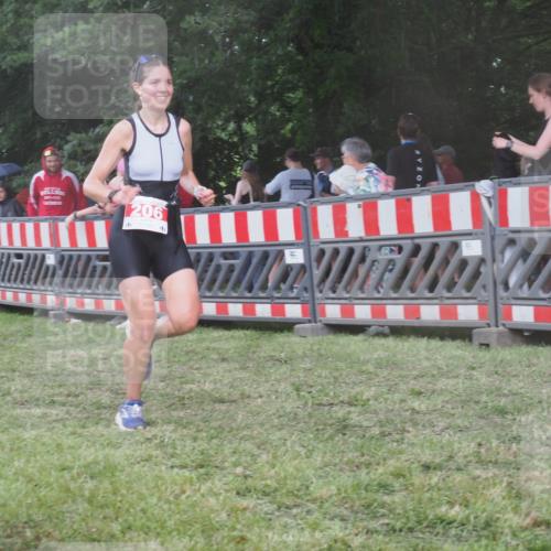21.06.2025 - 27. Vierlanden-Triathlon KatJ http://msf.ph/oto/8030288 15.06.2025 13:37:20 Ziel 206, 1088 meine-sportfotos.de