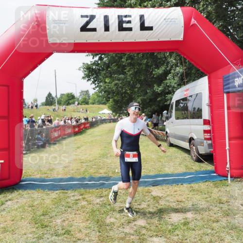 21.06.2025 - 27. Vierlanden-Triathlon MichiJ http://msf.ph/oto/8030292 15.06.2026 12:34:22 Ziel 8 meine-sportfotos.de