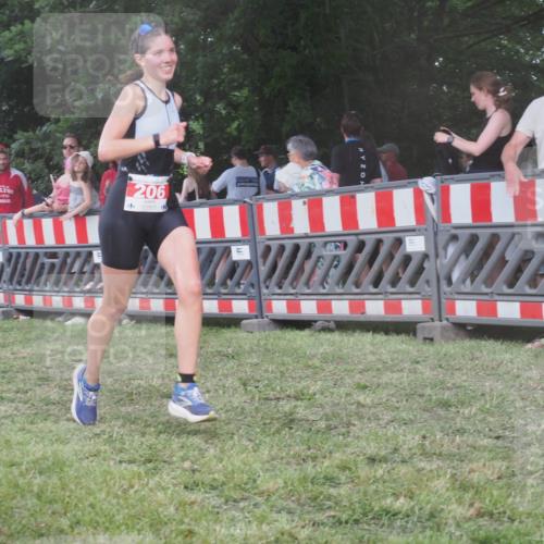 21.06.2025 - 27. Vierlanden-Triathlon KatJ http://msf.ph/oto/8030294 15.06.2025 13:37:20 Ziel 206, 1088 meine-sportfotos.de