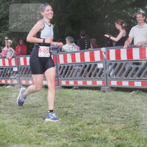 21.06.2025 - 27. Vierlanden-Triathlon KatJ http://msf.ph/oto/8030303 15.06.2025 13:37:20 Ziel 206, 1088 meine-sportfotos.de