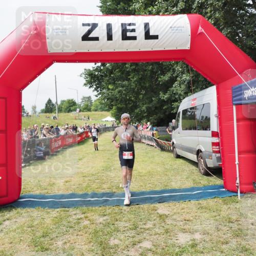 21.06.2025 - 27. Vierlanden-Triathlon MichiJ http://msf.ph/oto/8030304 15.06.2026 12:34:34 Ziel 50, 874 meine-sportfotos.de