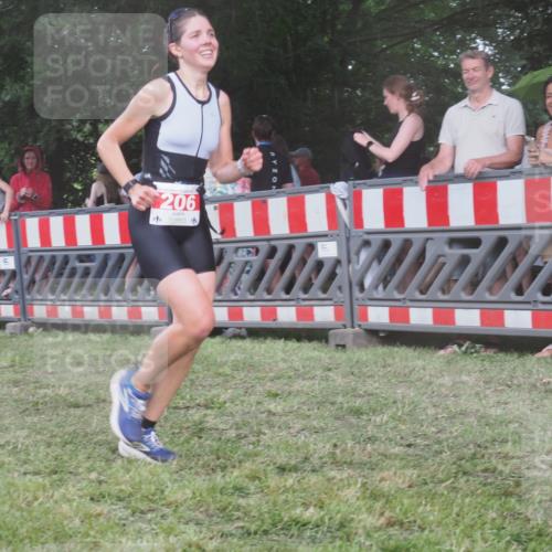21.06.2025 - 27. Vierlanden-Triathlon KatJ http://msf.ph/oto/8030308 15.06.2025 13:37:20 Ziel 206, 1088 meine-sportfotos.de