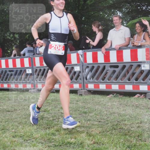 21.06.2025 - 27. Vierlanden-Triathlon KatJ http://msf.ph/oto/8030312 15.06.2025 13:37:21 Ziel 206, 1088 meine-sportfotos.de