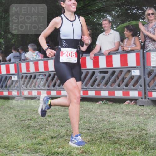 21.06.2025 - 27. Vierlanden-Triathlon KatJ http://msf.ph/oto/8030320 15.06.2025 13:37:21 Ziel 206, 1088 meine-sportfotos.de