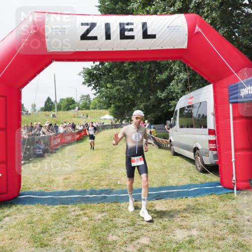 21.06.2025 - 27. Vierlanden-Triathlon MichiJ http://msf.ph/oto/8030328 15.06.2026 12:34:34 Ziel 50, 874 meine-sportfotos.de