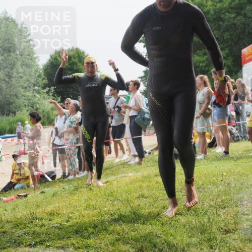 15.06.2025 - 27. Vierlanden-Triathlon KatJ http://msf.ph/oto/8030332 15.06.2025 11:07:09 Schwimmen 853, 874 meine-sportfotos.de