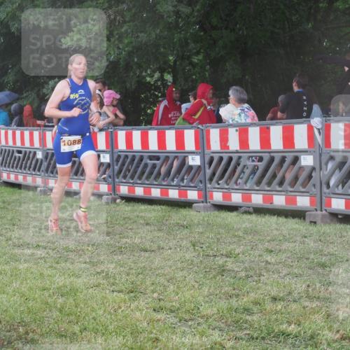 21.06.2025 - 27. Vierlanden-Triathlon KatJ http://msf.ph/oto/8030333 15.06.2025 13:37:30 Ziel 1088 meine-sportfotos.de