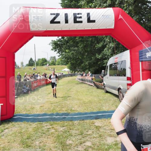 21.06.2025 - 27. Vierlanden-Triathlon MichiJ http://msf.ph/oto/8030335 15.06.2026 12:34:36 Ziel 50, 874 meine-sportfotos.de