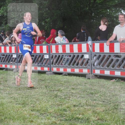 21.06.2025 - 27. Vierlanden-Triathlon KatJ http://msf.ph/oto/8030340 15.06.2025 13:37:30 Ziel 1088 meine-sportfotos.de