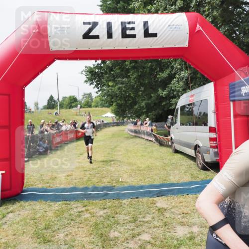 21.06.2025 - 27. Vierlanden-Triathlon MichiJ http://msf.ph/oto/8030342 15.06.2026 12:34:36 Ziel 50, 874 meine-sportfotos.de