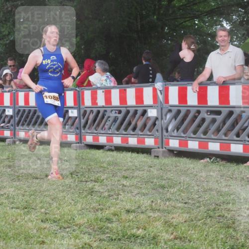 21.06.2025 - 27. Vierlanden-Triathlon KatJ http://msf.ph/oto/8030343 15.06.2025 13:37:30 Ziel 1088 meine-sportfotos.de