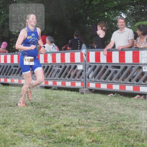 21.06.2025 - 27. Vierlanden-Triathlon KatJ http://msf.ph/oto/8030347 15.06.2025 13:37:31 Ziel 1088 meine-sportfotos.de