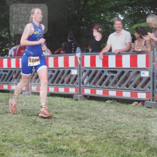 21.06.2025 - 27. Vierlanden-Triathlon KatJ http://msf.ph/oto/8030351 15.06.2025 13:37:31 Ziel 1088 meine-sportfotos.de