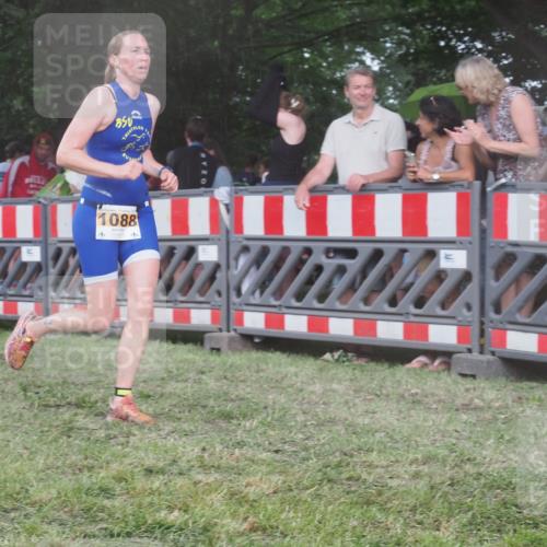 21.06.2025 - 27. Vierlanden-Triathlon KatJ http://msf.ph/oto/8030355 15.06.2025 13:37:31 Ziel 1088 meine-sportfotos.de