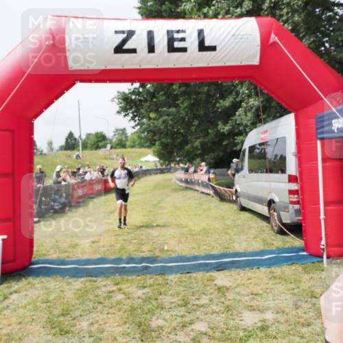 21.06.2025 - 27. Vierlanden-Triathlon MichiJ http://msf.ph/oto/8030356 15.06.2026 12:34:36 Ziel 50, 874 meine-sportfotos.de