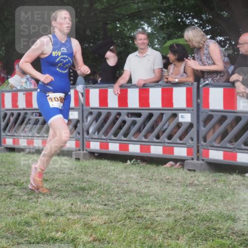 21.06.2025 - 27. Vierlanden-Triathlon KatJ http://msf.ph/oto/8030359 15.06.2025 13:37:31 Ziel 1088 meine-sportfotos.de