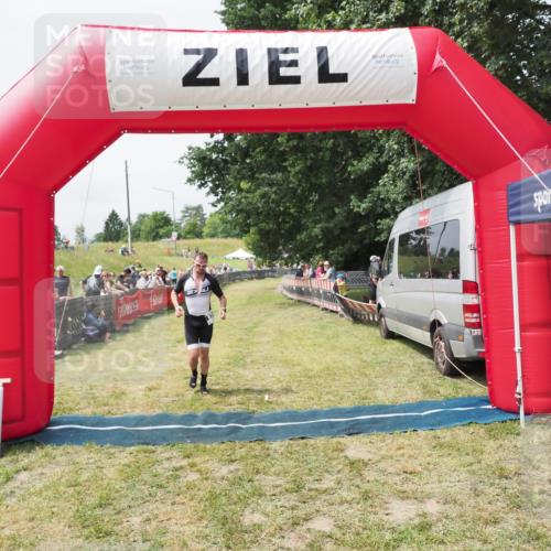 21.06.2025 - 27. Vierlanden-Triathlon MichiJ http://msf.ph/oto/8030362 15.06.2026 12:34:37 Ziel 50, 874 meine-sportfotos.de