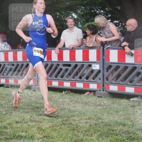 21.06.2025 - 27. Vierlanden-Triathlon KatJ http://msf.ph/oto/8030363 15.06.2025 13:37:31 Ziel 1088 meine-sportfotos.de