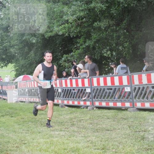 21.06.2025 - 27. Vierlanden-Triathlon KatJ http://msf.ph/oto/8030368 15.06.2025 13:37:47 Ziel 640 meine-sportfotos.de