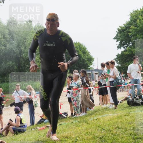 15.06.2025 - 27. Vierlanden-Triathlon KatJ http://msf.ph/oto/8030369 15.06.2025 11:07:11 Schwimmen 853, 874 meine-sportfotos.de