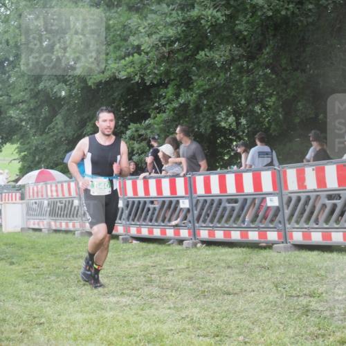 21.06.2025 - 27. Vierlanden-Triathlon KatJ http://msf.ph/oto/8030374 15.06.2025 13:37:47 Ziel 640 meine-sportfotos.de