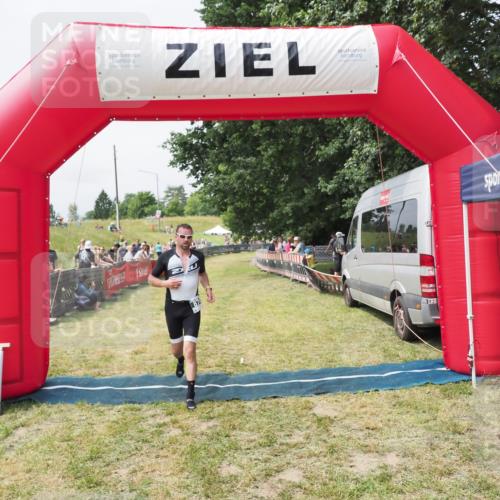 21.06.2025 - 27. Vierlanden-Triathlon MichiJ http://msf.ph/oto/8030389 15.06.2026 12:34:37 Ziel 50, 874 meine-sportfotos.de