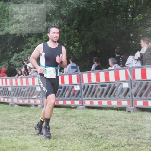 21.06.2025 - 27. Vierlanden-Triathlon KatJ http://msf.ph/oto/8030390 15.06.2025 13:37:48 Ziel 640 meine-sportfotos.de