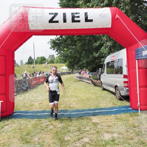 21.06.2025 - 27. Vierlanden-Triathlon MichiJ http://msf.ph/oto/8030394 15.06.2026 12:34:38 Ziel 50, 874 meine-sportfotos.de