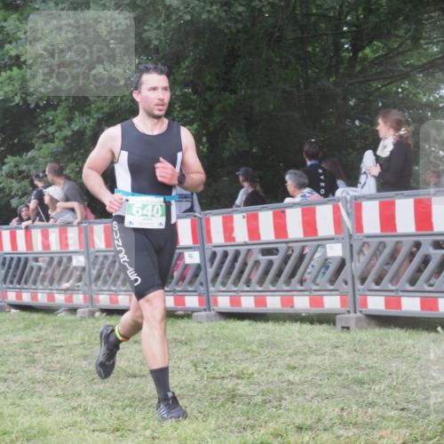 21.06.2025 - 27. Vierlanden-Triathlon KatJ http://msf.ph/oto/8030397 15.06.2025 13:37:48 Ziel 640 meine-sportfotos.de