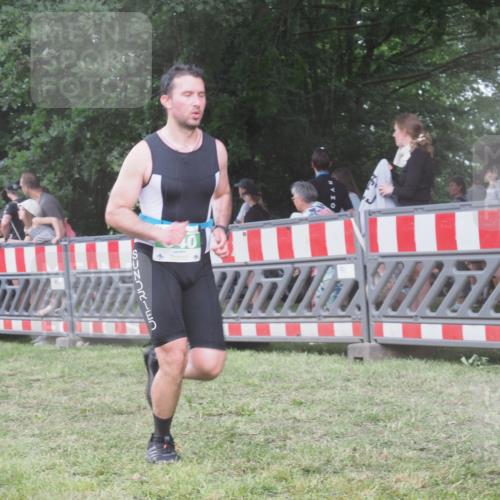 21.06.2025 - 27. Vierlanden-Triathlon KatJ http://msf.ph/oto/8030401 15.06.2025 13:37:48 Ziel 640 meine-sportfotos.de