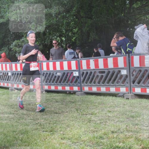 21.06.2025 - 27. Vierlanden-Triathlon KatJ http://msf.ph/oto/8030409 15.06.2025 13:38:03 Ziel 217 meine-sportfotos.de