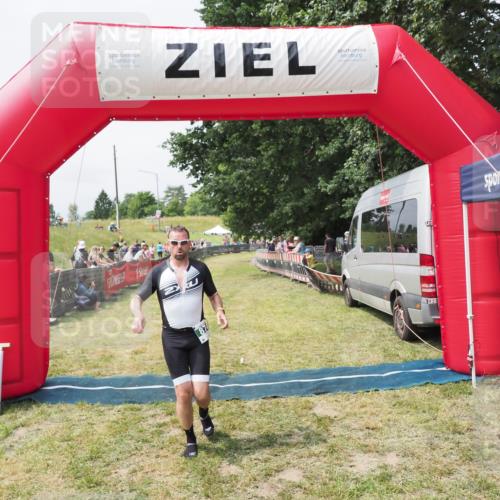 21.06.2025 - 27. Vierlanden-Triathlon MichiJ http://msf.ph/oto/8030413 15.06.2026 12:34:38 Ziel 50, 874 meine-sportfotos.de