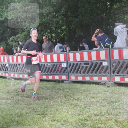 21.06.2025 - 27. Vierlanden-Triathlon KatJ http://msf.ph/oto/8030415 15.06.2025 13:38:03 Ziel 217 meine-sportfotos.de