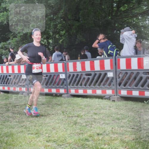 21.06.2025 - 27. Vierlanden-Triathlon KatJ http://msf.ph/oto/8030419 15.06.2025 13:38:03 Ziel 217 meine-sportfotos.de