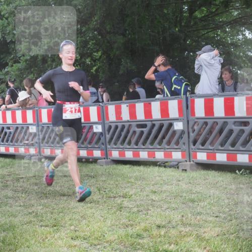 21.06.2025 - 27. Vierlanden-Triathlon KatJ http://msf.ph/oto/8030424 15.06.2025 13:38:03 Ziel 217 meine-sportfotos.de