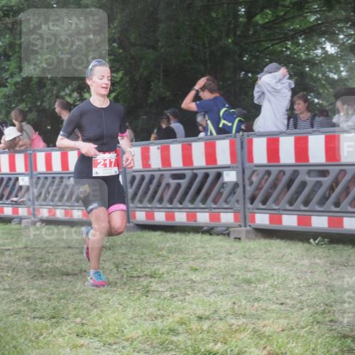 21.06.2025 - 27. Vierlanden-Triathlon KatJ http://msf.ph/oto/8030430 15.06.2025 13:38:03 Ziel 217 meine-sportfotos.de
