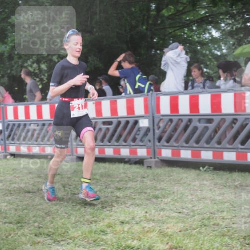 21.06.2025 - 27. Vierlanden-Triathlon KatJ http://msf.ph/oto/8030433 15.06.2025 13:38:03 Ziel 217 meine-sportfotos.de
